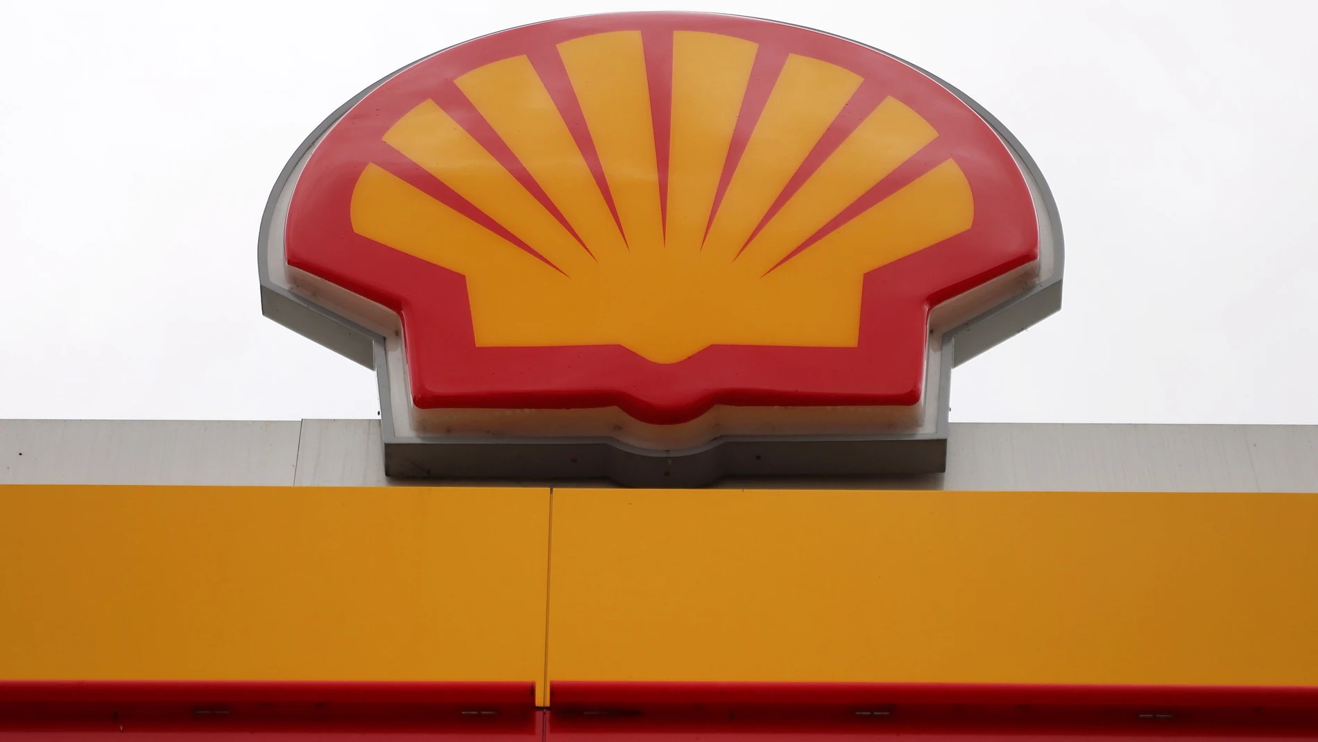 LONDON (United Kingdom), 31/07/2025.- A Shell sign at a Shell petrol station in London, Britain, 31 July 2025. Shell reported that net profits fell by 30 percent to 9.84 billion US dollars in the first half of the year compared with the same period a year earlier. (Reino Unido, Londres) EFE/EPA/ANDY RAIN