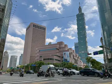 El PIB taiwanés avanzó casi un 8 % interanual en el segundo trimestre por demanda de chips TAIPÉI, 31/07/2025.- El producto interior bruto (PIB) de Taiwán avanzó un 7,96 % interanual en el segundo trimestre de 2025, mucho más de lo esperado por los analistas, gracias al fuerte empuje de las exportaciones de productos tecnológicos y de chips avanzados para aplicaciones de inteligencia artificial (IA), según una estimación de fuentes oficiales. En la imagen, alrededores del rascacielos Taipei 101, en el distrito financiero de la capital taiwanesa. EFE/ Javier Castro Bugarín