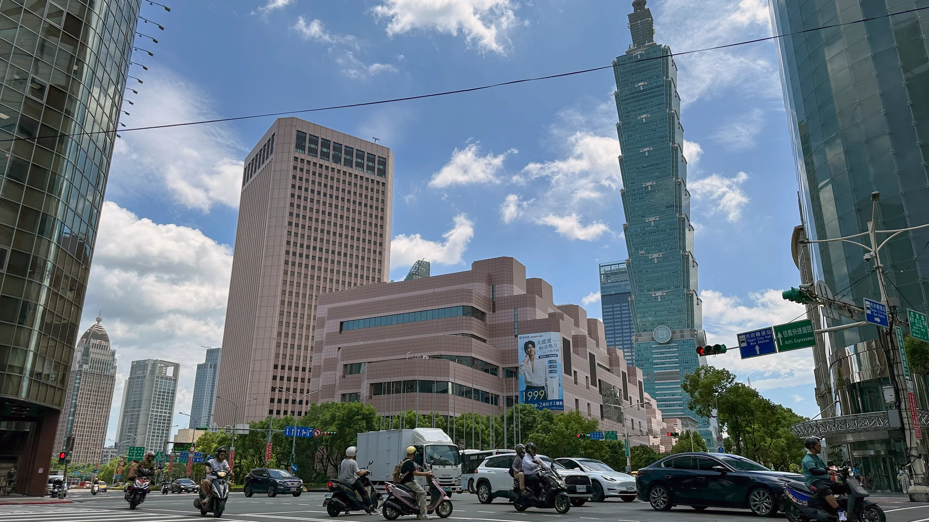 TAIPÉI, 31/07/2025.- El producto interior bruto (PIB) de Taiwán avanzó un 7,96 % interanual en el segundo trimestre de 2025, mucho más de lo esperado por los analistas, gracias al fuerte empuje de las exportaciones de productos tecnológicos y de chips avanzados para aplicaciones de inteligencia artificial (IA), según una estimación de fuentes oficiales. En la imagen, alrededores del rascacielos Taipei 101, en el distrito financiero de la capital taiwanesa. EFE/ Javier Castro Bugarín