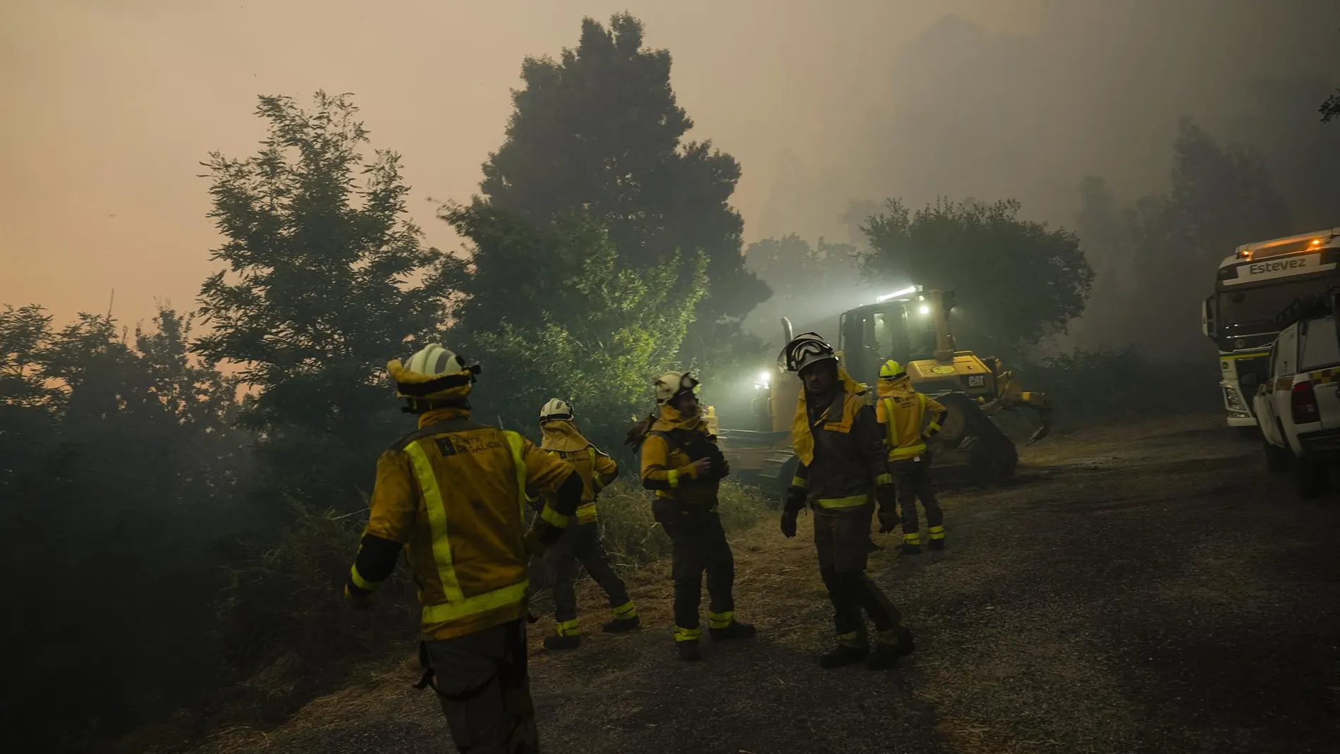 Suc.- Sigue activo el incendio de A Cañiza (Pontevedra), con 300 hectáreas quemadas, y queda extinguido el de Salvaterra