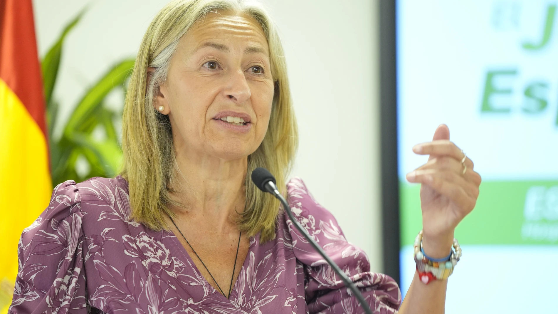 La consejera de Salud y Consumo, Rocío Hernández, en la presentación del proyecto 'Jardín de la Esperanza', en el Hospital Virgen Macarena. JOAQUIN CORCHERO / EUROPA PRESS 31/07/2025