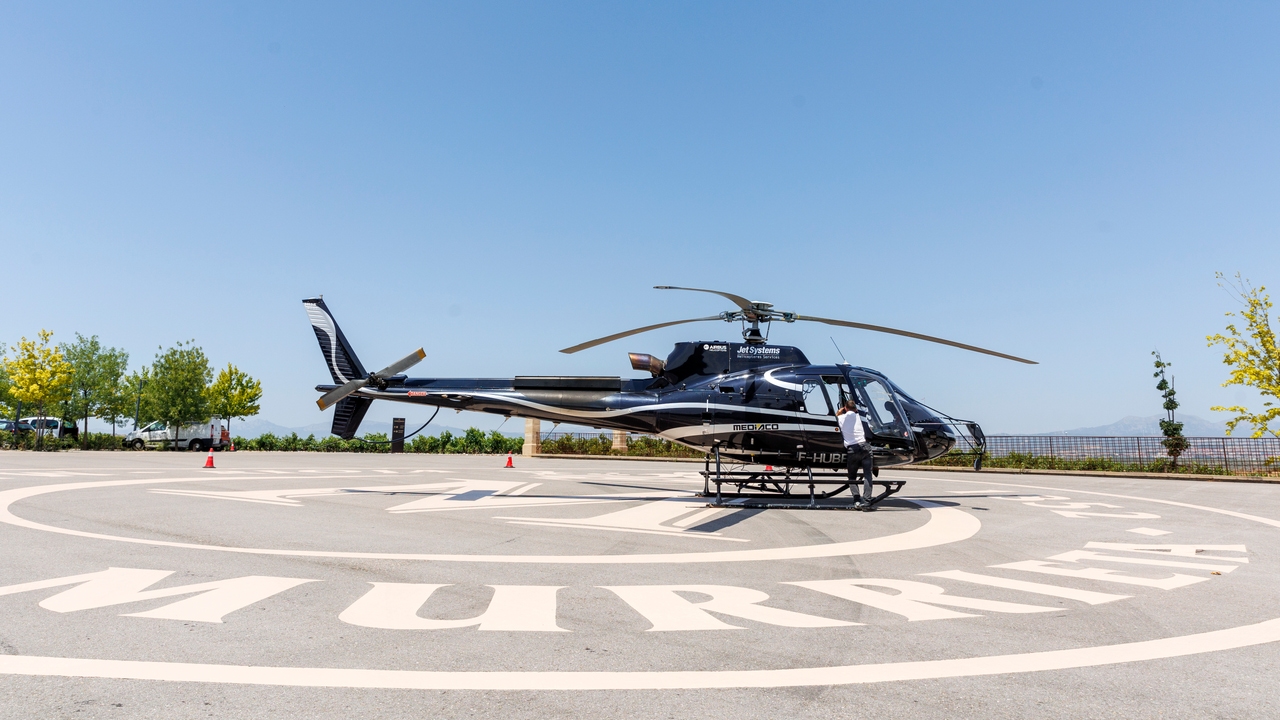 Polémica en un pueblo británico por las constantes visitas de clientes en helicóptero a una tienda de delicatessen