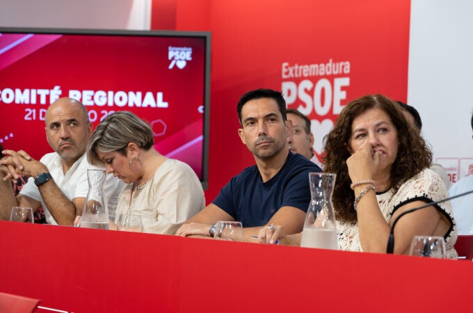 En el centro, el secretario general del PSOE de Badajoz, Manuel Borrego Rodríguez.