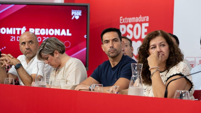 En el centro, el secretario general del PSOE de Badajoz, Manuel Borrego Rodríguez.