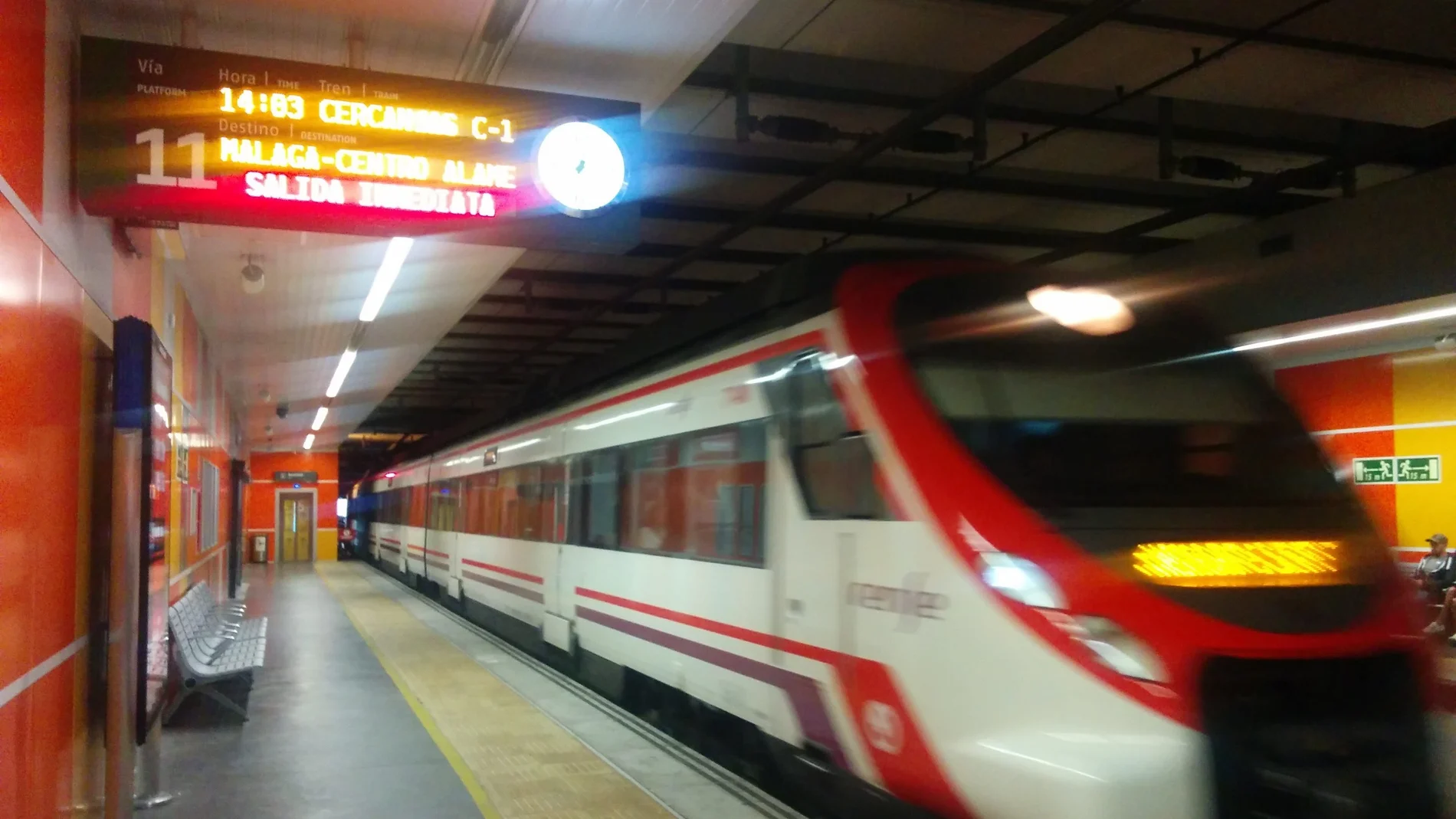 Tren de Renfe Cercanías Málaga en la estación de María Zambrano