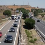 Numerosos vehículos circulan por la A-62 a su paso por la localidad vallisoletana de Simancas durante la Operación Salida 