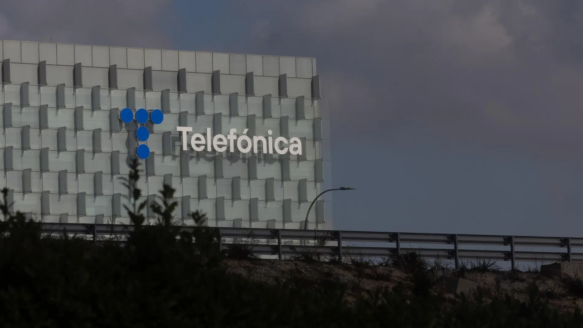 Economía.- Telefónica se alía con Cabify y HBX para comercializar su servicio de tarjetas SIM digitales internacionales