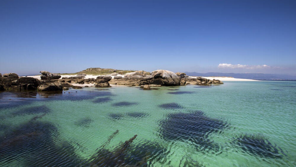 Así es el islote con más magia de Galicia: arenas blancas, megalitos y ...