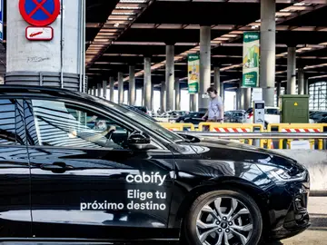 Cabify pondrá en marcha nuevas licencias VTC en Madrid después del verano Un vehículo de Cabify, a 31 de julio de 2025, en Madrid (España). Cabify iniciará la puesta en marcha de sus nuevas licencias VTC en Madrid después del verano, tras comenzar a recibir las primeras autorizaciones por parte de la Comunidad de Madrid. En un comunicado, la compañía de movilidad ha confirmado que activará estos permisos "de manera progresiva" en las próximas semanas, con el objetivo de ampliar y mejorar la oferta de transporte en toda la región. 31 JULIO 2025;VTC;CABIFY;VEHÍCULOS...