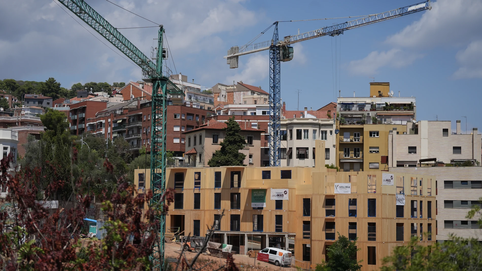 Construcción de un edificio sostenible en Vallcarca, a 31 de julio de 2025, en Barcelona, Catalunya (España). La Cooperativa de viviendas Ruderal está construyendo un proyecto en cesión de uso, que integra diseño bioclimático, maximiza el aislamiento, el control solar, y minimiza la huella ecológica. Incorpora espacios comunitarios para fomentar la vida vecinal y compartir recursos, y utiliza energías limpias centralizadas. 31 JULIO 2025;CATALUÑA;CONSTRUCCIÓN;VIVIENDA;SOSTENIBILIDAD;OBRAS;ED...