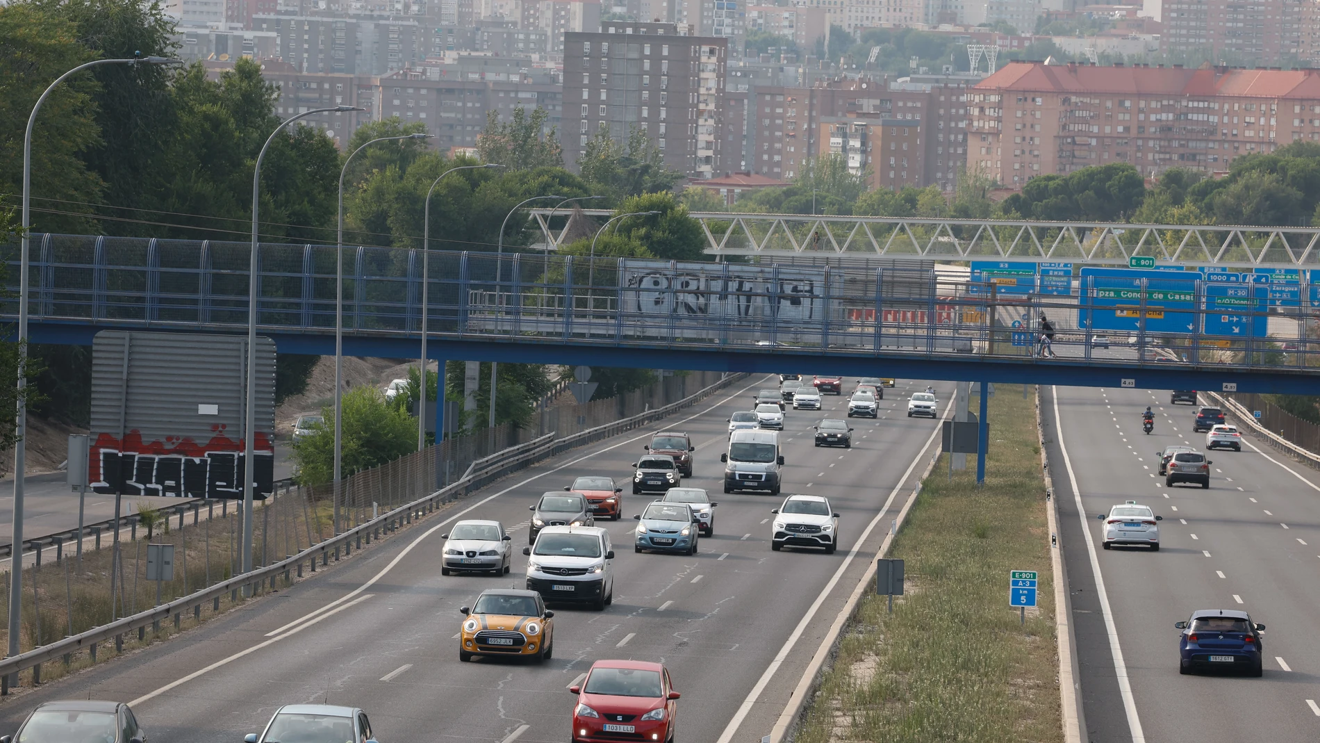 MADRID, 31/07/2025.- Estado del tráfico en la salida de Madrid (izda) por la A3, carretera de Valencia, este jueves. La afluencia de conductores que se desplazan hacia sus destinos de vacaciones de verano está provocando algunas retenciones en Madrid y en Málaga, dentro de la operación especial de tráfico del 1 de agosto, en la que se esperan 6,9 millones de desplazamientos por carretera hasta las doce de la noche del domingo. EFE/ J.P.Gandul