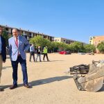 El alcalde de Salamanca, Carlos García Carbayo, visita las obras de urbanización como aparcamiento gratuito en superficie de la parcela ubicada entre la avenida Virgen del Cueto y las calles Saavedra y Fajardo