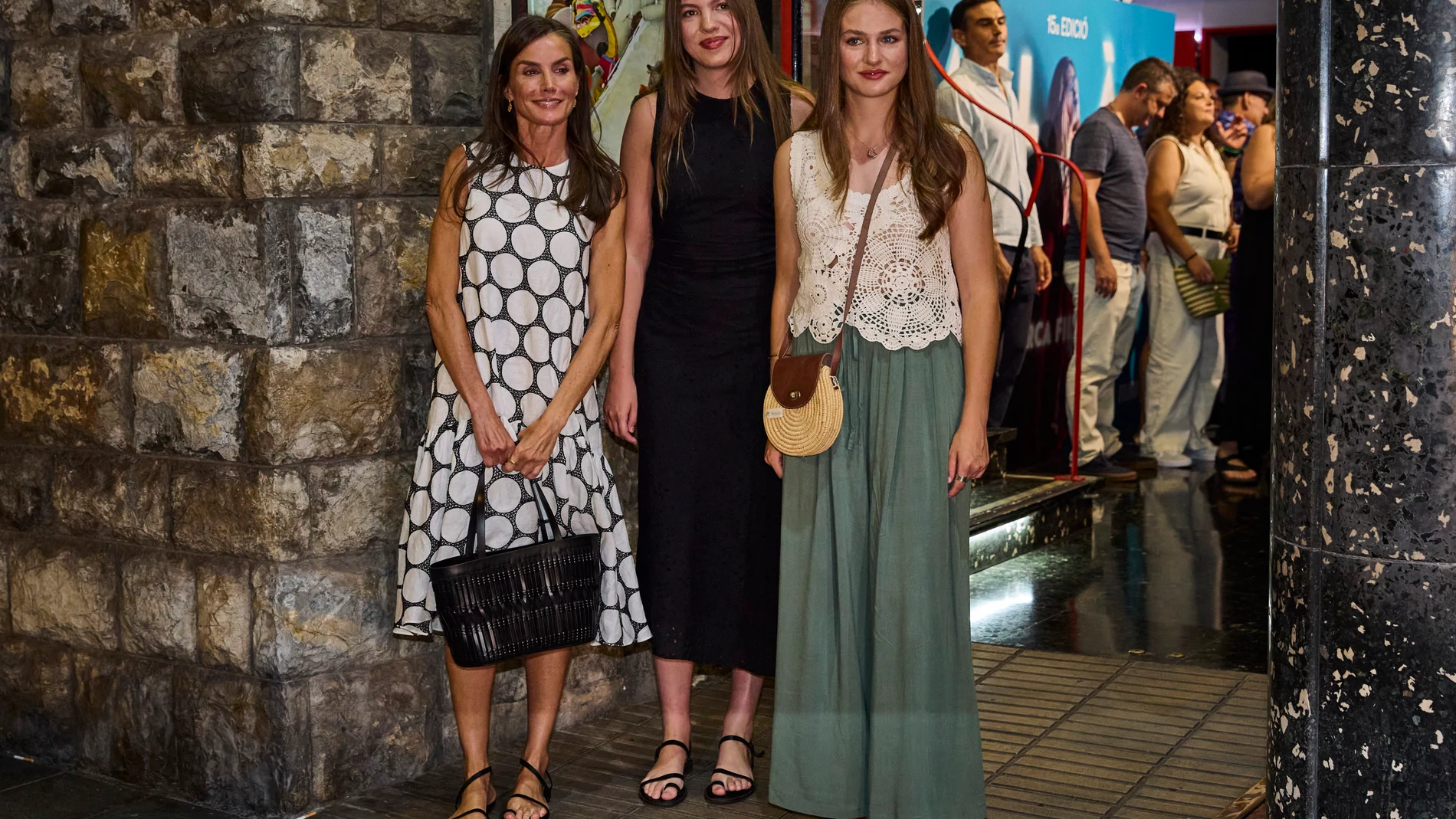 La Reina Letizia, la Princesa Leonor y la Infanta Sofía a la salida del cine Rívoli Aficine en Palma de Mallorca. © Alberto R. Roldán / Diario La Razón. 31 07 2025