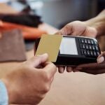 ¿Buscas una cartera segura para llevar tarjetas? Esta opción rígida lo está petando entre hombres prácticos