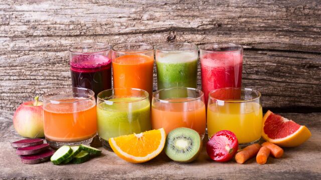 Las bebidas que contienen electrolitos y azúcares naturales, como el zumo de naranja, son absorbidas por el cuerpo de manera más efectiva que el agua