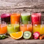 Las bebidas que contienen electrolitos y azúcares naturales, como el zumo de naranja, son absorbidas por el cuerpo de manera más efectiva que el agua