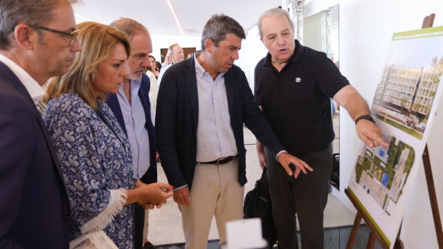 El 'president' de la Generalitat Valenciana, Carlos Mazón, visita las obras de viviendas de alquiler social del Plan Vive en Sant Joan d'Alacant