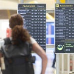 Una persona esperando en un aeropuerto