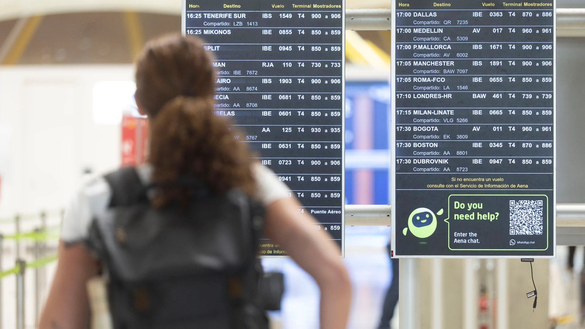 Una persona esperando en un aeropuerto
