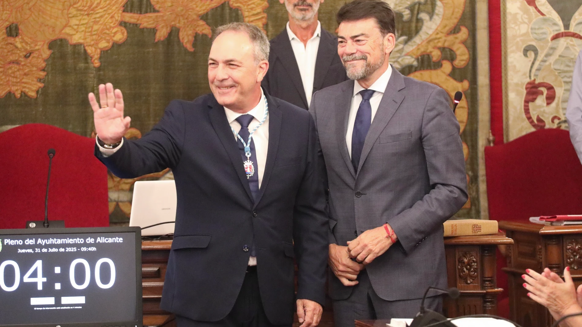 El nuevo concejal del PP en el Ayuntamiento de Alicante, Rafael Alemañ (i), y el alcalde de la ciudad, Luis Barcala (d), durante la toma de posesión del edil en el pleno de julio REMITIDA / HANDOUT por AYUNTAMIENTO DE ALICANTE Fotografía remitida a medios de comunicación exclusivamente para ilustrar la noticia a la que hace referencia la imagen, y citando la procedencia de la imagen en la firma 31/07/2025