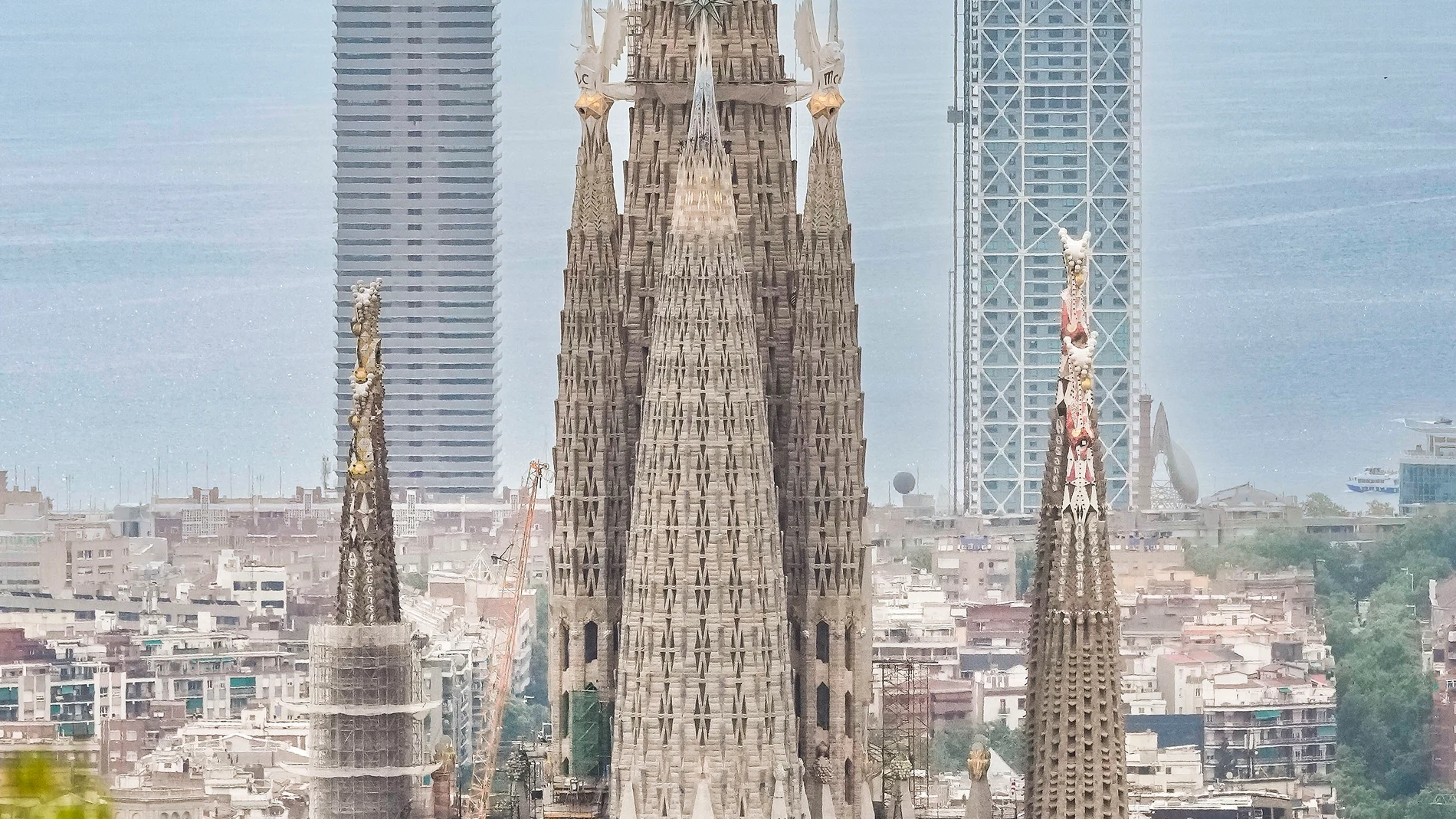 GRAFCAT1071 BARCELONA 01/08/2025.- La Sagrada Família ha alcanzado este pasado jueves los 155,58 metros de altura, lo que la ha convertido en el edificio más alto del entramado urbano de Barcelona, superando así los 154 metros de la Torre Mapfre (i) y el Hotel Arts (d), que eran los edificios más altos de la capitl desde 1992. La basílica de Antoni Gaudí llegará en los próximos meses a los 172,5 metros de altura con la culminación de la Torre de Jesucristo. EFE/ Enric Fontcuberta.