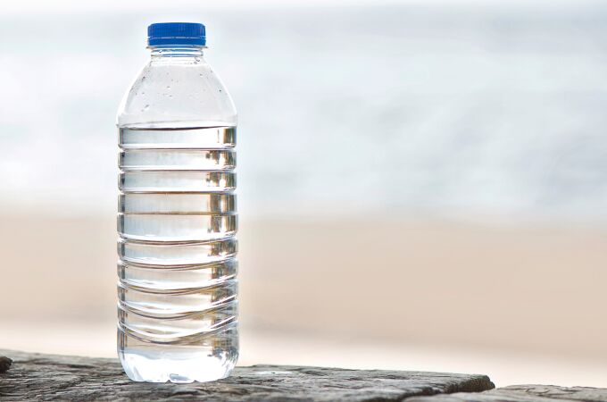He dejado una botella de agua en el coche caliente: ¿Es seguro beberla?