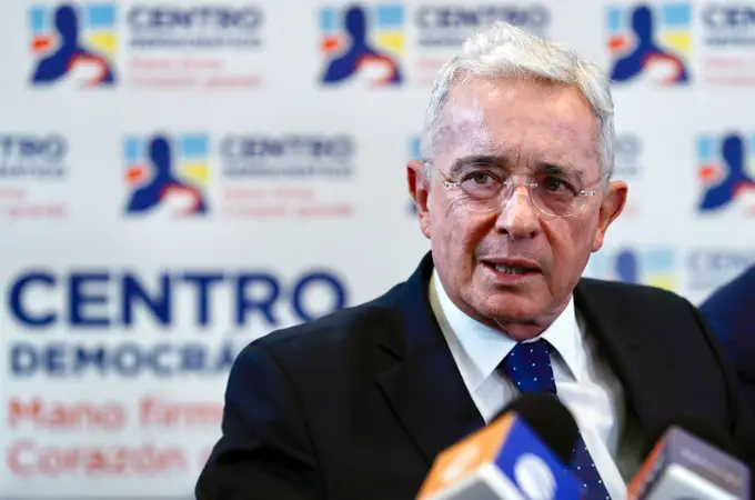 El expresidente colombiano Uribe, condenado a 12 años de arresto domiciliario y a 8 años de inhabilitación  El expresidente colombiano Uribe, condenado a 12 años de arresto domiciliario y a 8 años de inhabilitación