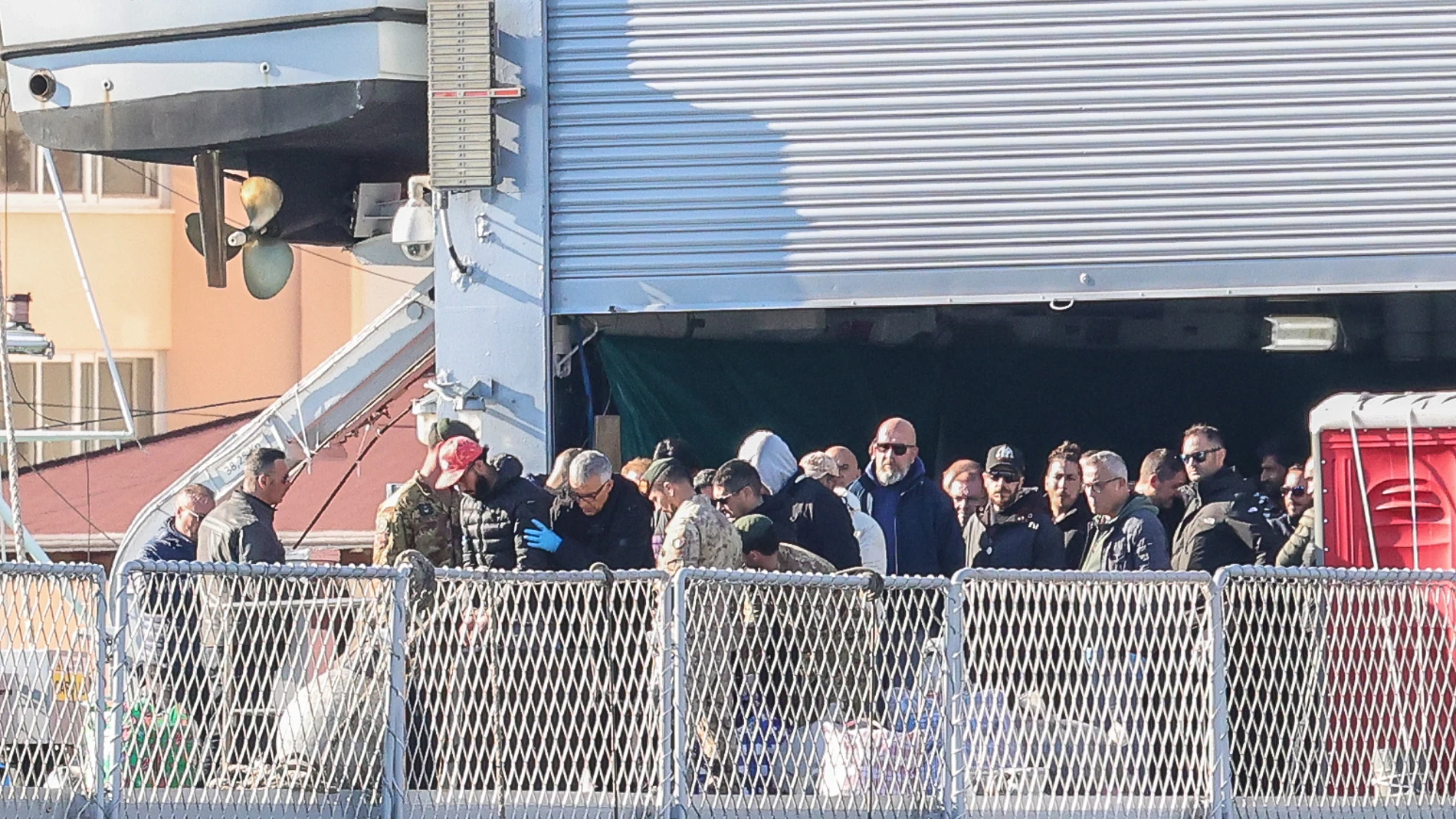 (Foto de ARCHIVO)April 11, 2025, Shengjin, Shengjin, Albania: Some of 40 migrants arrive handcuffed and disembark off an Italian Navy ship to transfer to an Italian run migration detention center in Shengjin, Albania, on April 11, 2025. It appeared to be the first time a European Union country was sending rejected migrants to a nation outside the EU that is neither their own nor a country they had transited on their journeyEuropa Press/Contacto/Armando Babani11/04/2025 ONLY FOR USE IN S...