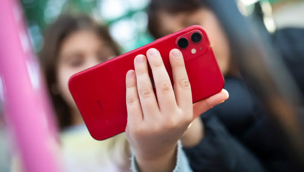 Niños con teléfonos móviles
