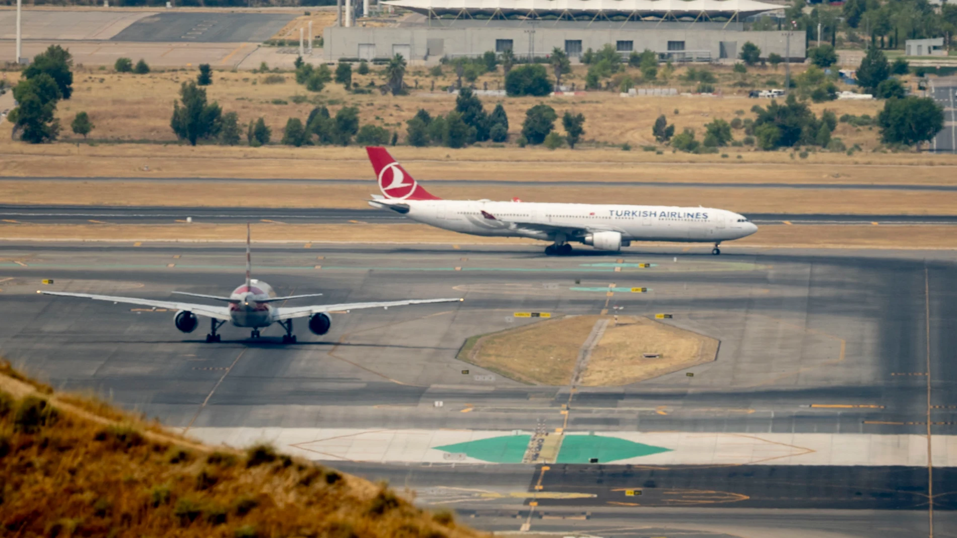 Vistas del Aeropuerto Adolfo Suárez Madrid-Barajas, desde el Mirador de Paracuellos de Jarama, a 1 de agosto de 2025, en Paracuellos de Jarama, Madrid (España). Aena prevé más de 28.000 vuelos en toda su red durante este periodo vacacional, lo que implica un movimiento masivo de viajeros, especialmente hacia destinos internacionales como Nueva York, Londres, Roma y zonas de costa. Tras algunos retrasos menores debidos a un fallo técnico en el control aéreo británico a finales de julio, las jo...