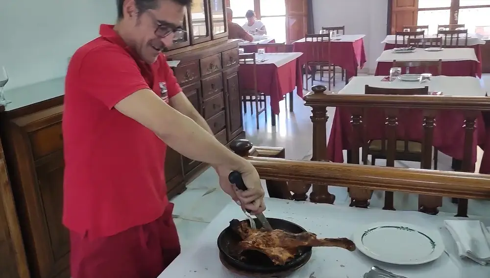 Marco Benito se dispone a partir un cuarto delantero en el comedor del restaurante María Eugenia de Peñafiel