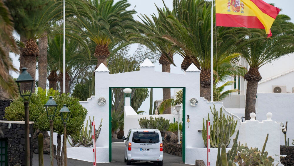 COSTA TEGUISE (LANZAROTE), 02/08/2025.- El presidente del Gobierno, Pedro Sánchez, ha aterrizado en un avión Falcon este sábado a las 12:59 horas en Lanzarote para veranear en la isla, como hace desde 2020 junto a su familia en la residencia de La Mareta, a la que ha entrado una furgoneta blanca (c)