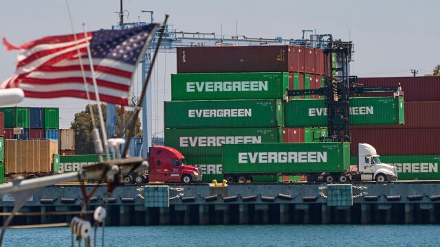 Contenedores comerciales en el puerto de Los Ángeles