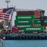 Contenedores comerciales en el puerto de Los Ángeles