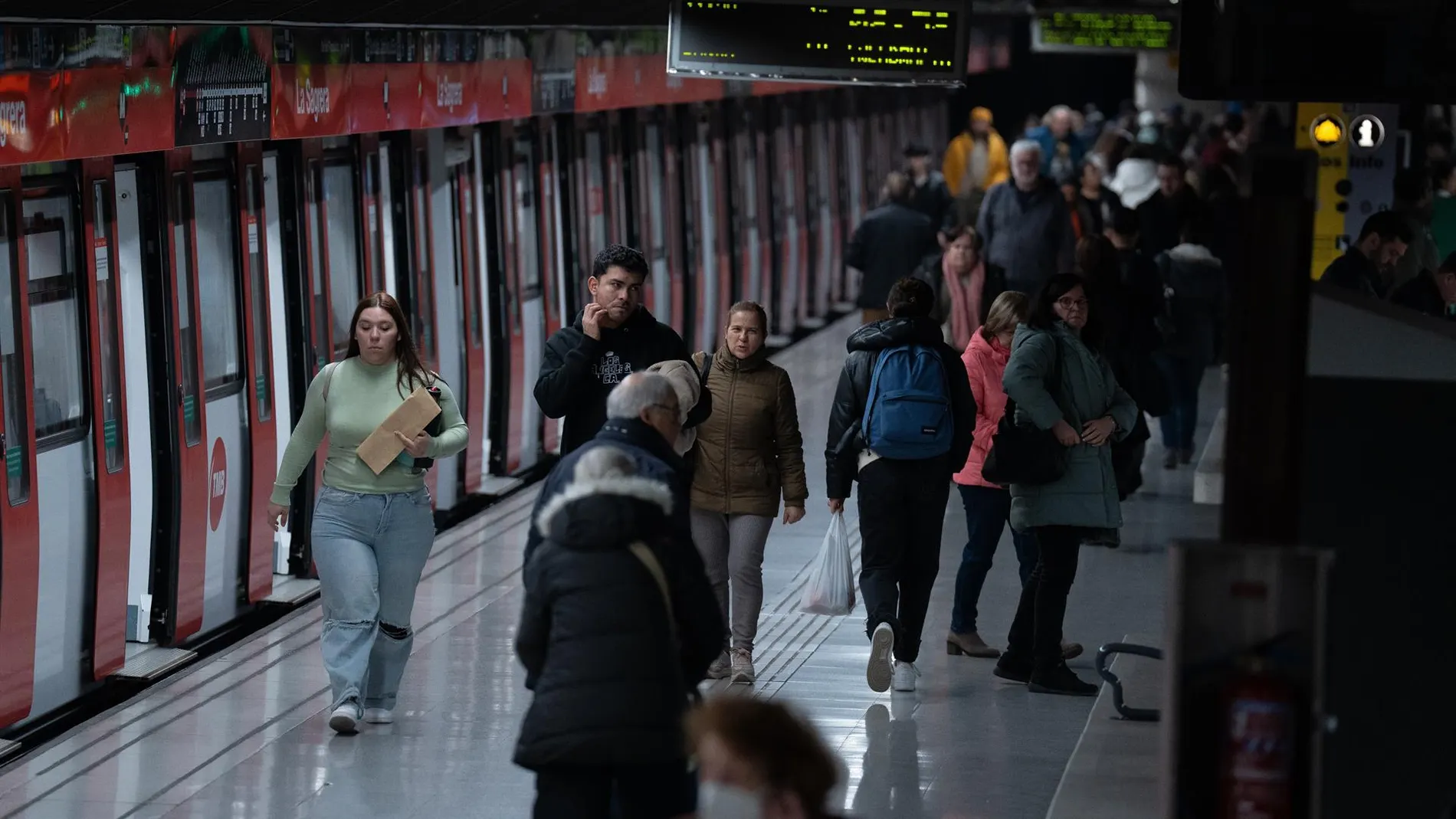 Pasajeros en el metro de Barcelona en una imagen de archivo