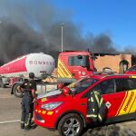 Sucesos.- Bomberos trabajan en la extinción de un incendio industrial que afecta a varias naves en Vinaròs (Castellón)