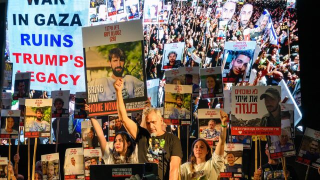 Israel.- AMP.- Familiares de los rehenes establecen un "campamento de protesta" con alambre de espino en Tel Aviv