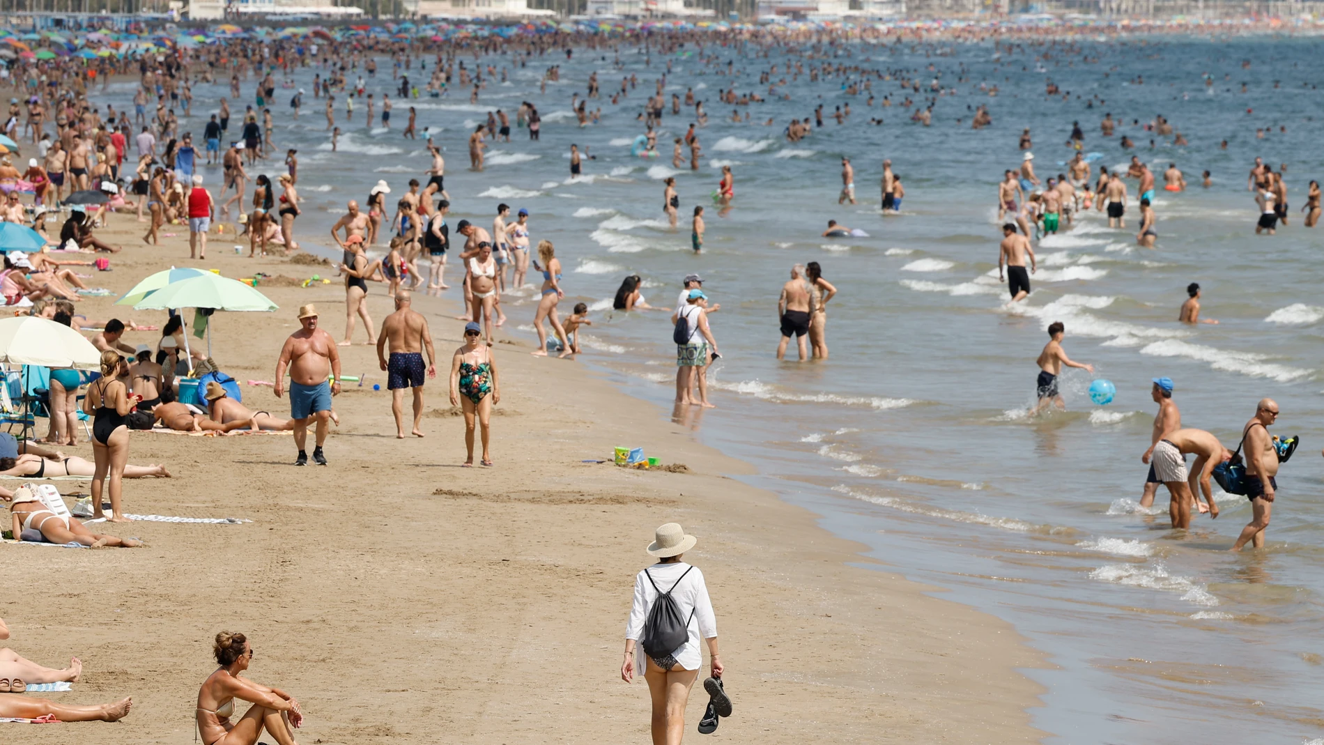 FOTODELDÍA VALENCIA, 02/08/2025.- Numerosas personas disfrutan del buen tiempo este sábado en la Playa de Las Arenas en Valencia. EFE/Ana Escobar