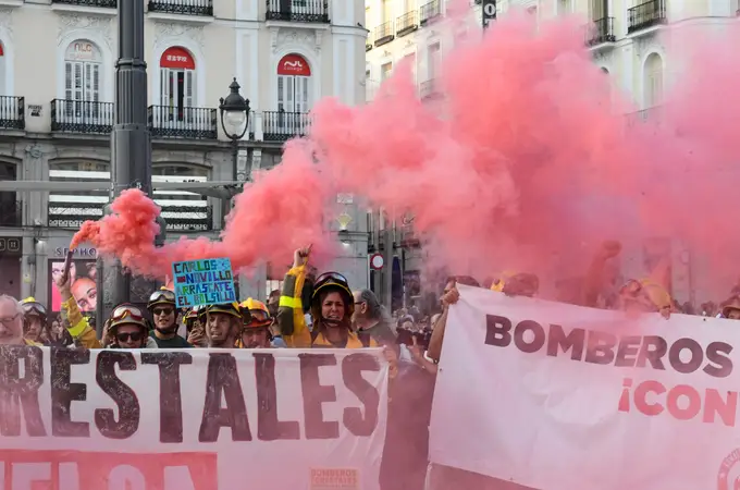 El Gobierno de Ayuso apoya a los bomberos forestales en huelga y carga contra la inacción del Gobierno de Sánchez El Gobierno de Ayuso apoya a los bomberos forestales en huelga y carga contra la inacción del Gobierno de Sánchez