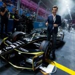 El CEO de la Fórmula E, Alberto Longo, con un monoplaza eléctrico. Su sueño es que la carrera del Jarama la gane un español