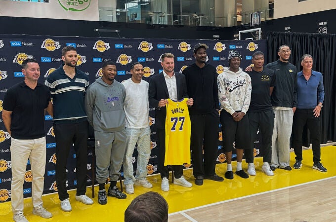 Luka Doncic, en la firma de su nuevo contrato