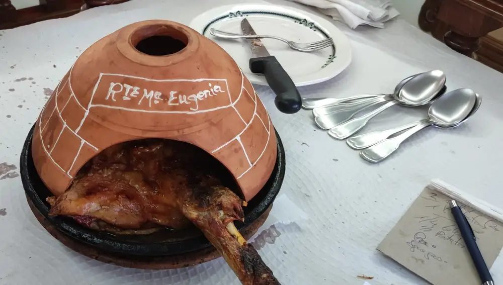 Presentación del cuarto de lechazo en el Restaurante María Eugenia de Peñafiel