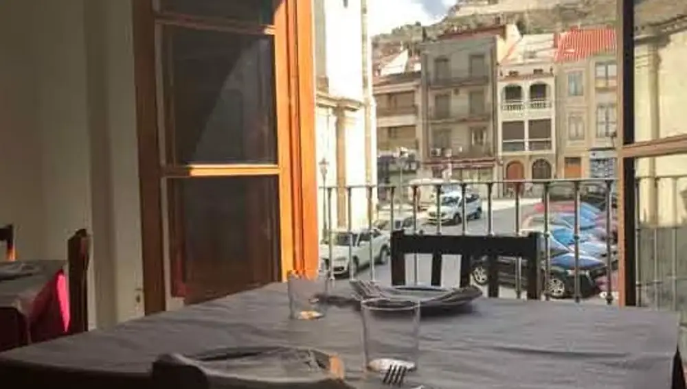 Vistas a la plaza de España de Peñafiel y al castillo desde una de las mesas del Restaurante María Eugenia