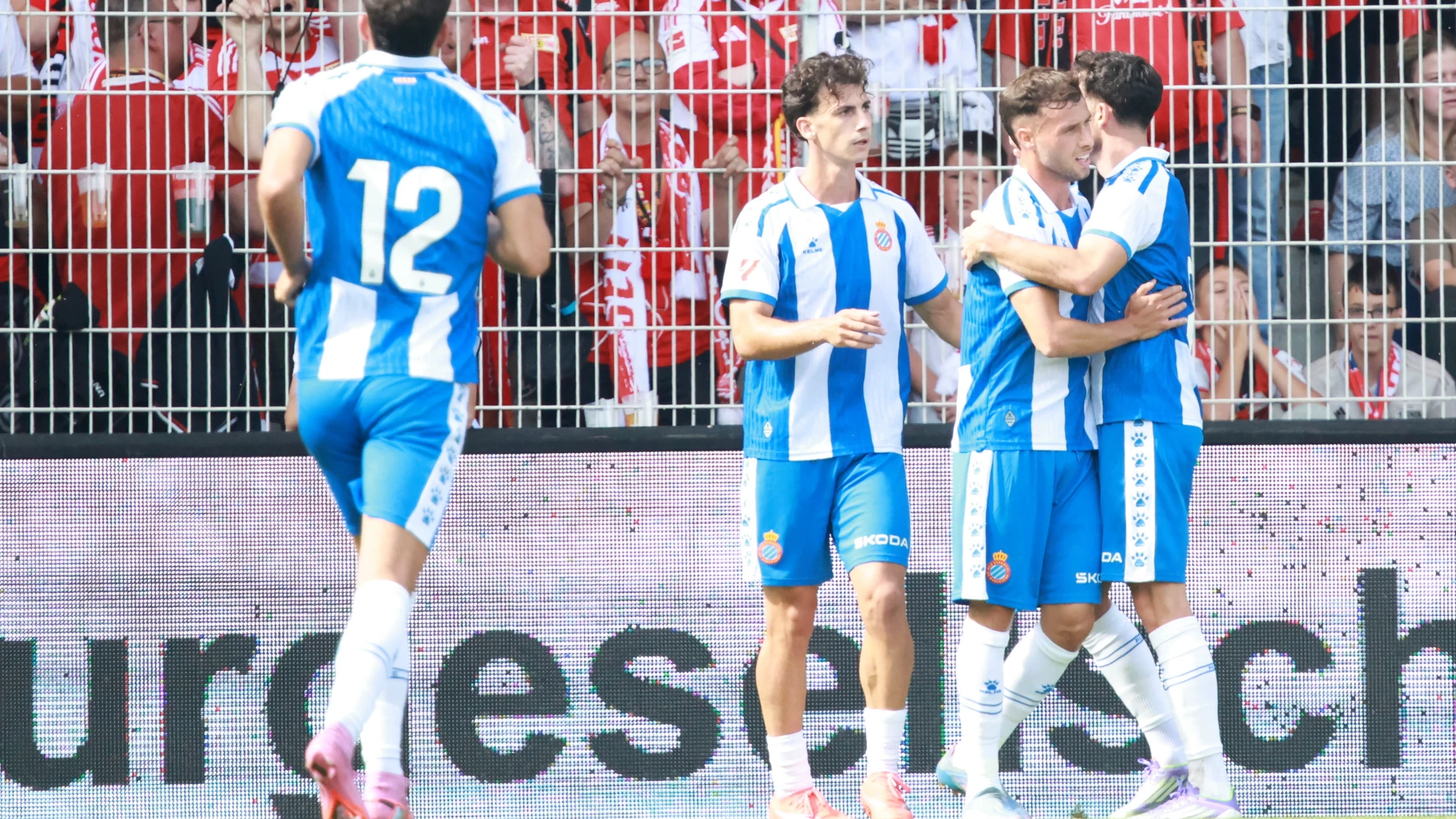 BERLIN (Germany), 02/08/2025.- Javi Puado of Espanyol (2-R) celebrates with his teammates after scoring the 0-1 goal during the Soccer friendly match Union Berlin against Espanyol Barcelona in Berlin, Germany, 02 August 2025. (Futbol, Amistoso, Alemania) EFE/EPA/CLEMENS BILAN