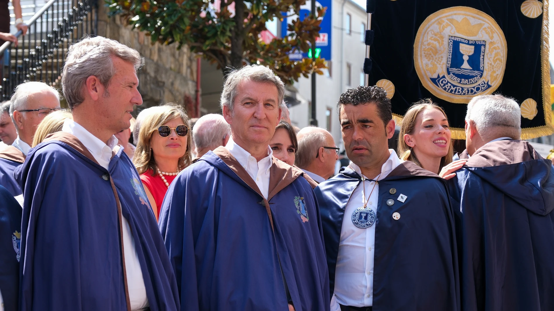 El presidente del Partido Popular, Alberto Núñez Feijóo (2i), y el presidente de la Xunta, Alfonso Rueda (1i), durante la Feria del Albariño de Cambados 2025, a 3 de agosto de 2025 en Cambados, Pontevedra, Galicia (España). La LXXIII Festa do Albariño se celebra del 30 de julio al 3 de agosto en Cambados, considerada la capital del vino albariño. Es la segunda fiesta vinícola más antigua de España y uno de los grandes eventos del verano gallego, declarada de Interés Turístico Internacional. ...