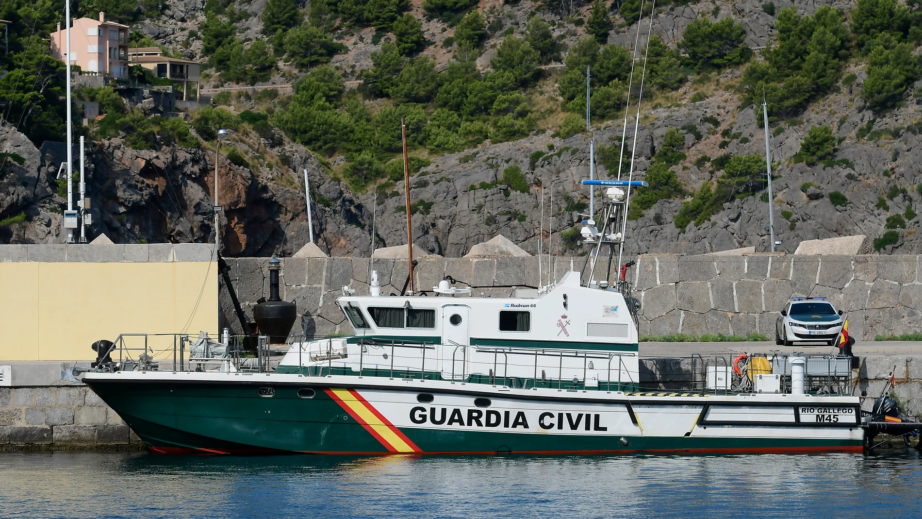 PALMA, 03/08/2025.- La Guardia Civil ha confirmado este domingo que busca a dos ocupantes de la avioneta acrobática biplaza de la que se encontraron restos a última hora del sábado tras caer al mar sobre las 20:00 frente al faro del Port de Sóller, en Mallorca.Especialistas del Grupo Especial de Actividades Subacuáticas (GEAS) y agentes de los servicios marítimo y aéreo del instituto armado continúan desde este domingo por la mañana la búsqueda que comenzó el sábado, en cuanto varios testigos...