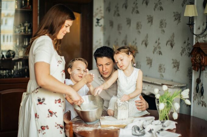 Familia cocinando juntos