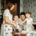 Familia cocinando juntos