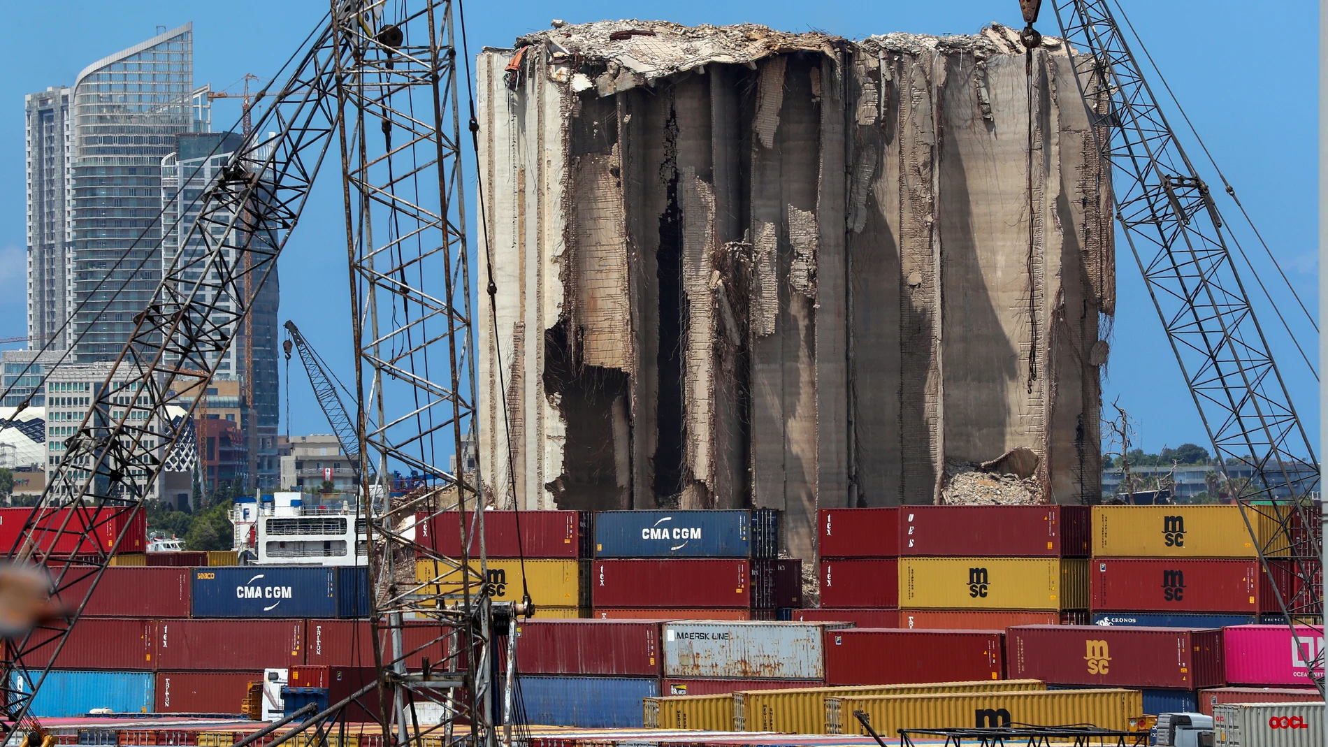 BEIRUT (Lebanon), 03/08/2025.- The damaged wheat silos seen ahead of the fifth anniversary of the explosion that hit the city of Beirut, Lebanon, 03 August 2025. At least 200 people were killed and more than 6,000 injured in the blast that devastated the port area of Beirut on 04 August 2020, believed to have been caused by an estimated 2,750 tons of ammonium nitrate stored in a warehouse. (Líbano) EFE/EPA/WAEL HAMZEH