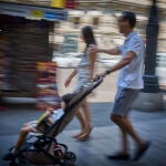 Familias por las calles del centro de la ciudad. © Alberto R. Roldán / Diario La Razón.